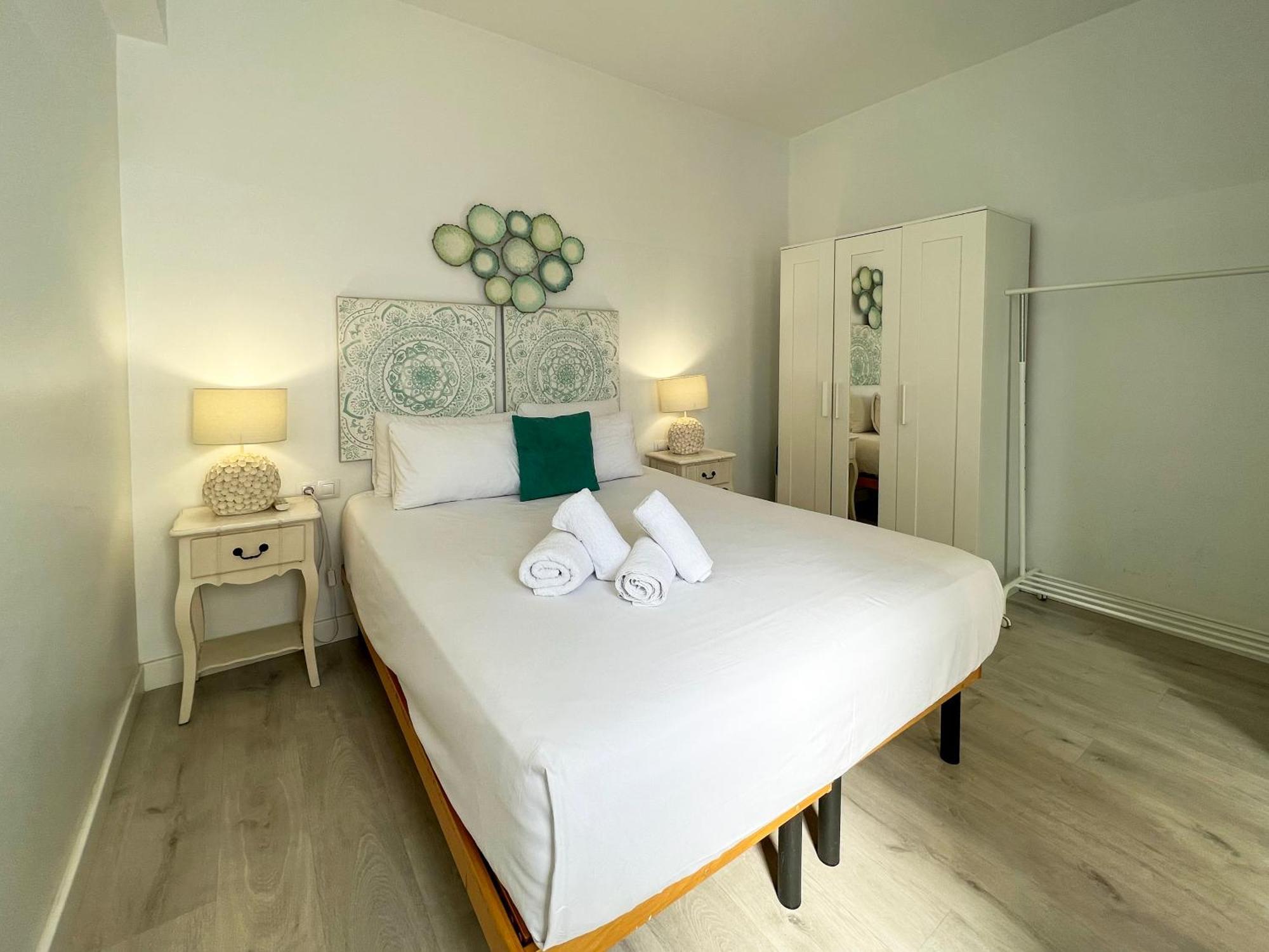 Stay U-Nique Apartments Seneca Барселона Екстериор снимка